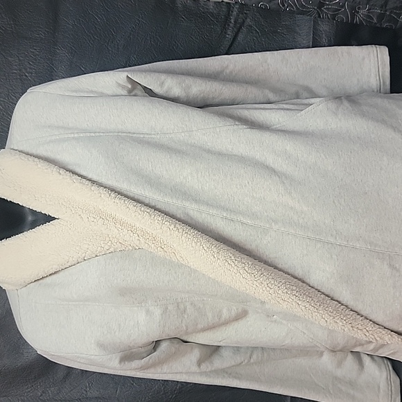 Eddie Bauer woman's button- less soft throw on jacket. Size small - Picture 5 of 9